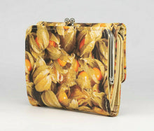 Laden Sie das Bild in die Galerie, Damenbörse Daniela Design  Früchte  Physalis
